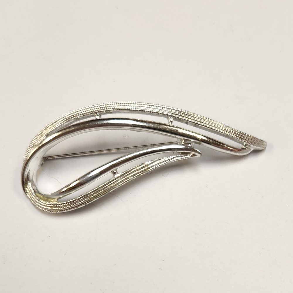 Sarah Coventry Silvet tone brooch